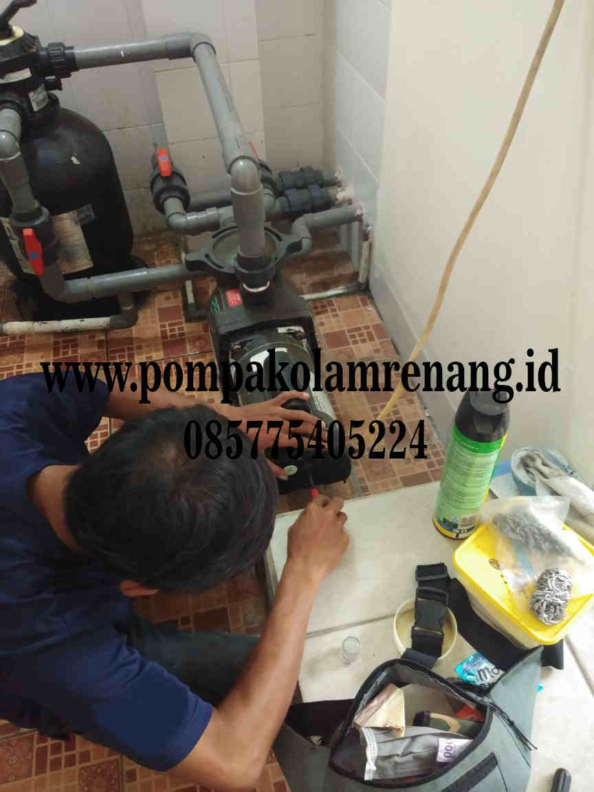 teknisi trijaya pompa saat membetulkan kerusakan pompa kolam renang