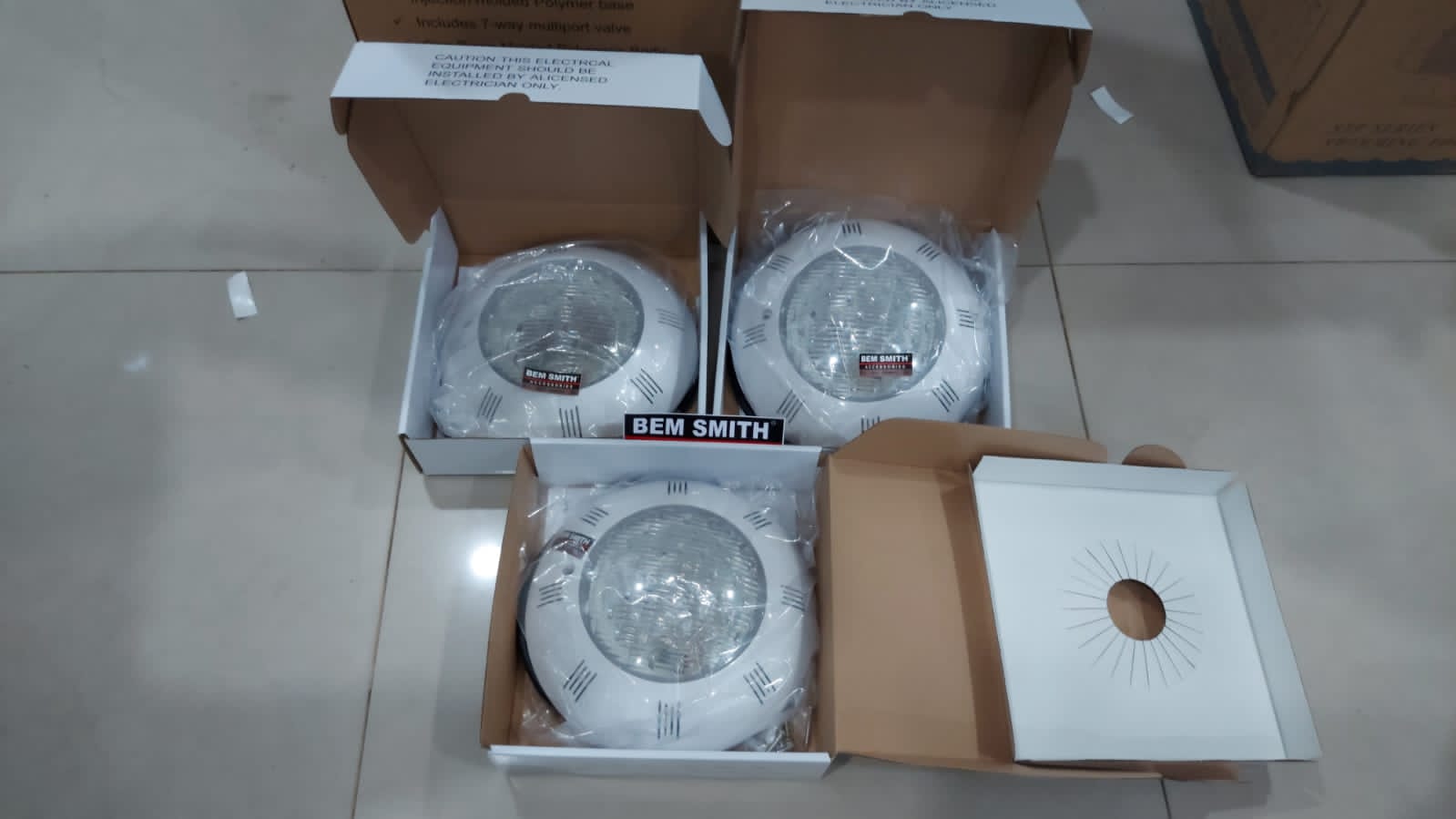 lampu sorot kolam renang