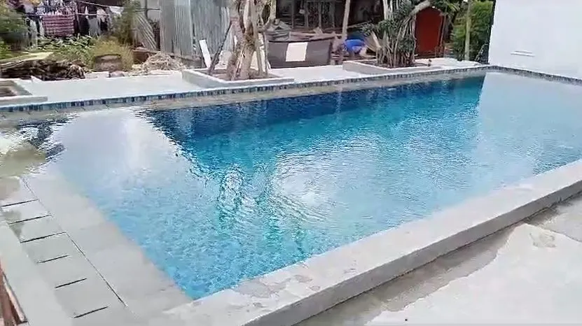 air kolam renang hijau