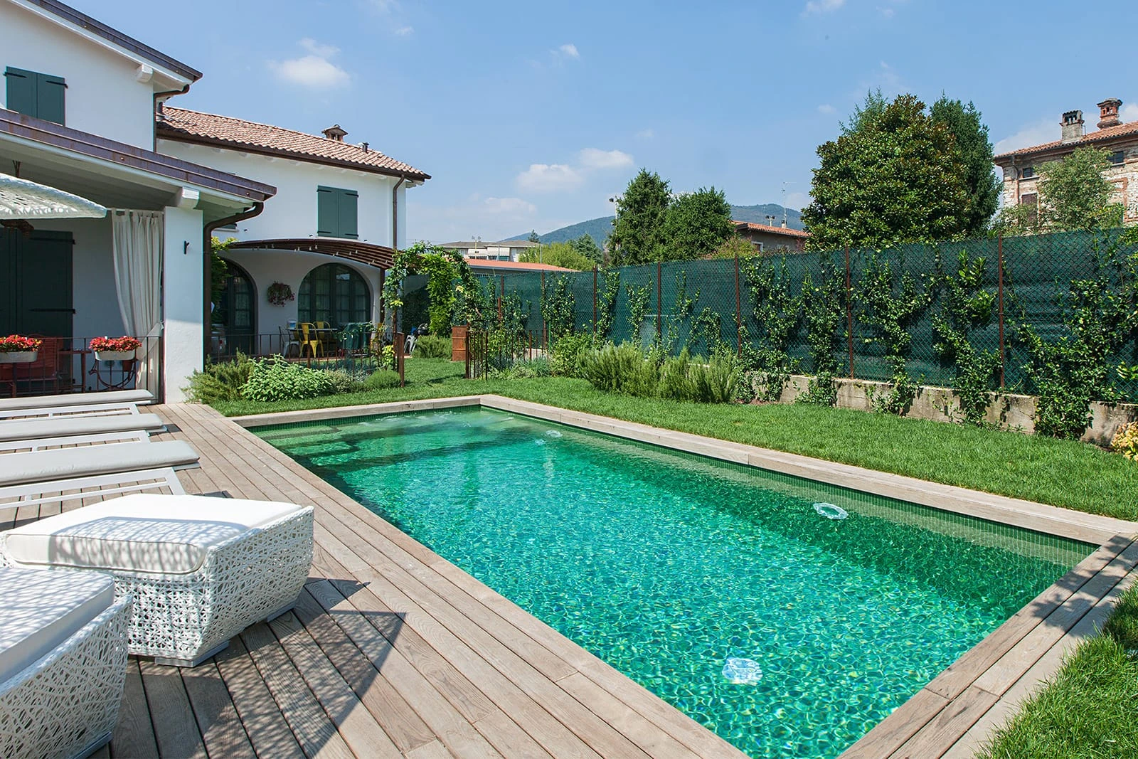 Perbandingan Shock Treatment dalam Perawatan Kolam Renang