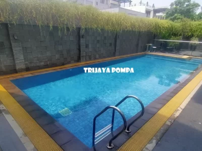 Pembersihan-dasar-kolam-renang